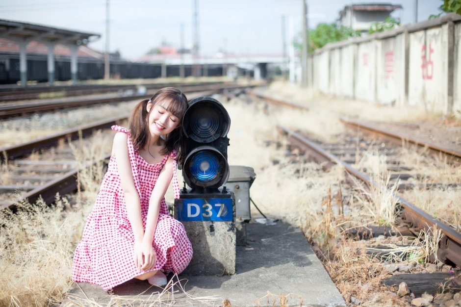 00后清纯刘海美女粉红格子裙火车铁轨写真图片