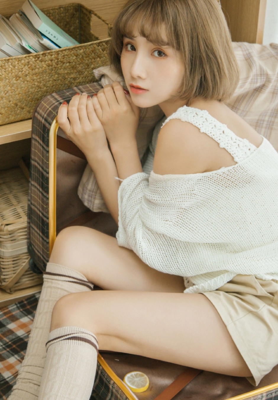 白毛衣美女抹胸吊带私房大秀性感美腿图片