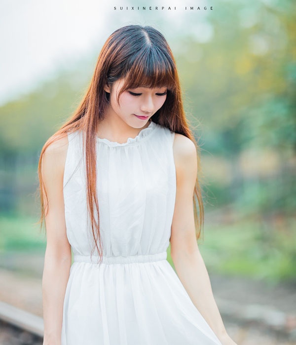 清纯白皙美女铁轨上甜笑迷人写真图片