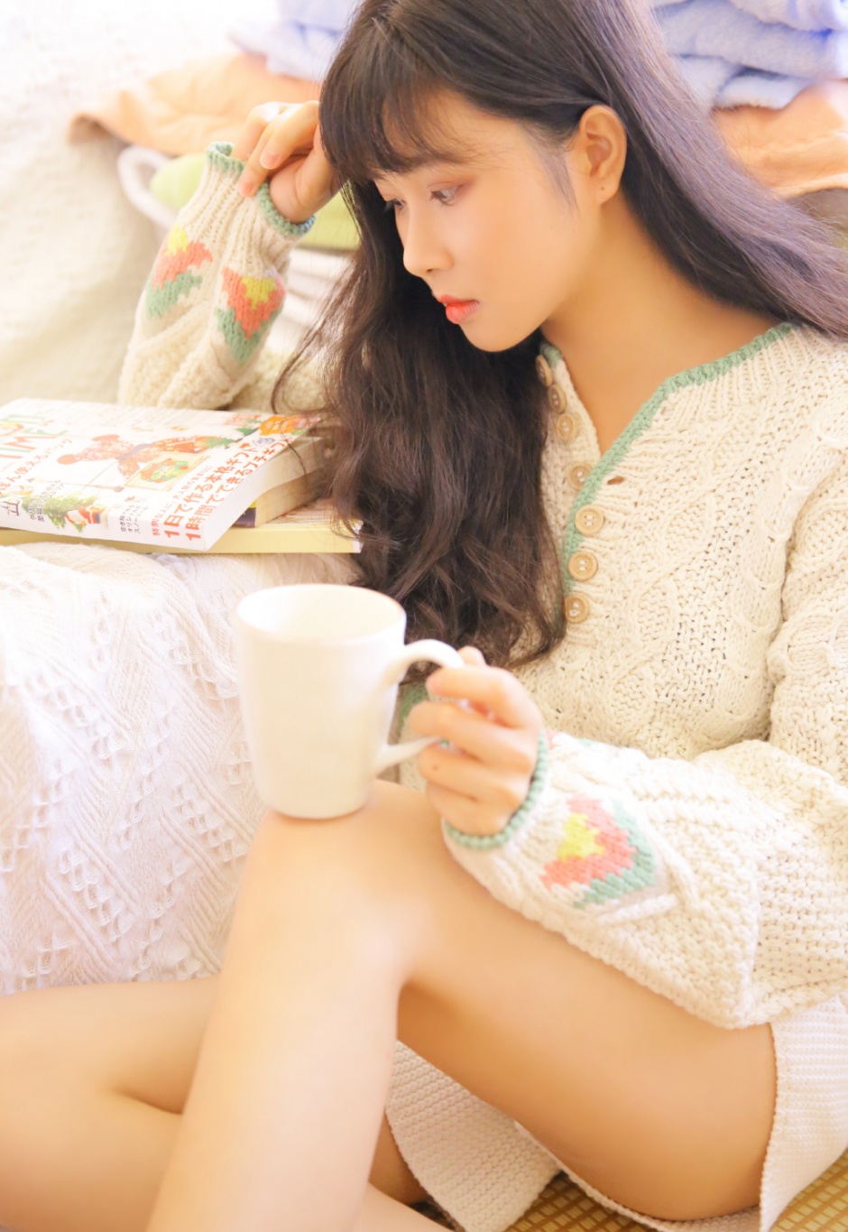 空气刘海美女精致侧颜唇红齿白居家图片