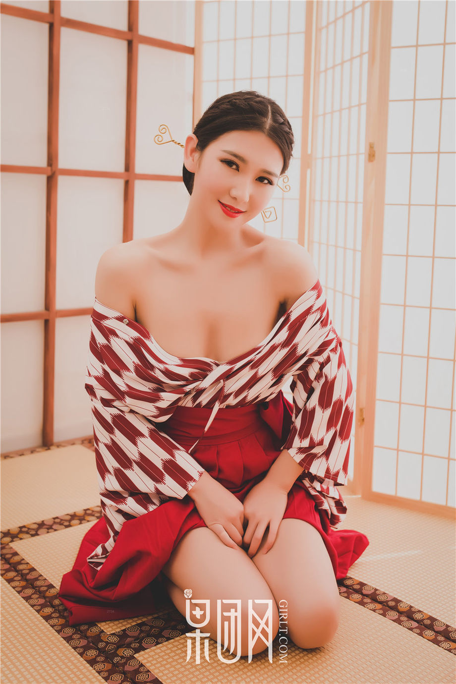 Girlt果团人像摄影写真 和服美女糖果儿撩衣白嫩美乳诱惑人体摄影