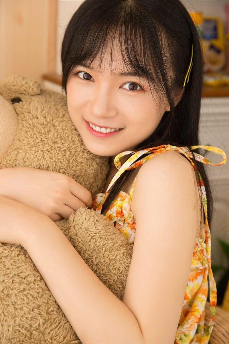 明眸皓齿邻家少女吊带花裙娇羞含情写真图片