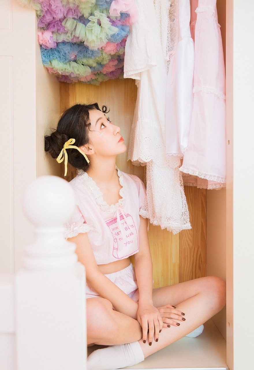 丸子头可爱粉嫩少女闺房唯美养眼写真图片