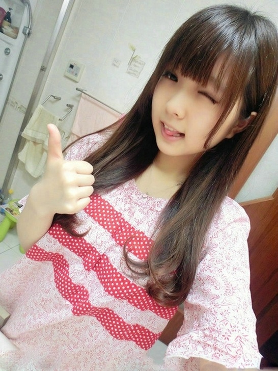 黑长直清纯大眼软萌妹俏皮可爱生活自拍美图