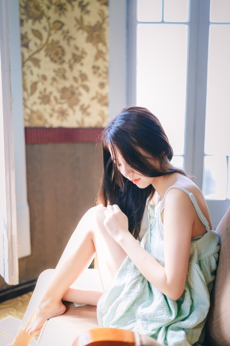 清纯吊带美女唇红齿白居家养眼写真