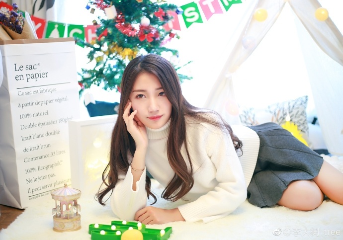 长发美女圣诞节美腿福利秀雅绝俗写真图片