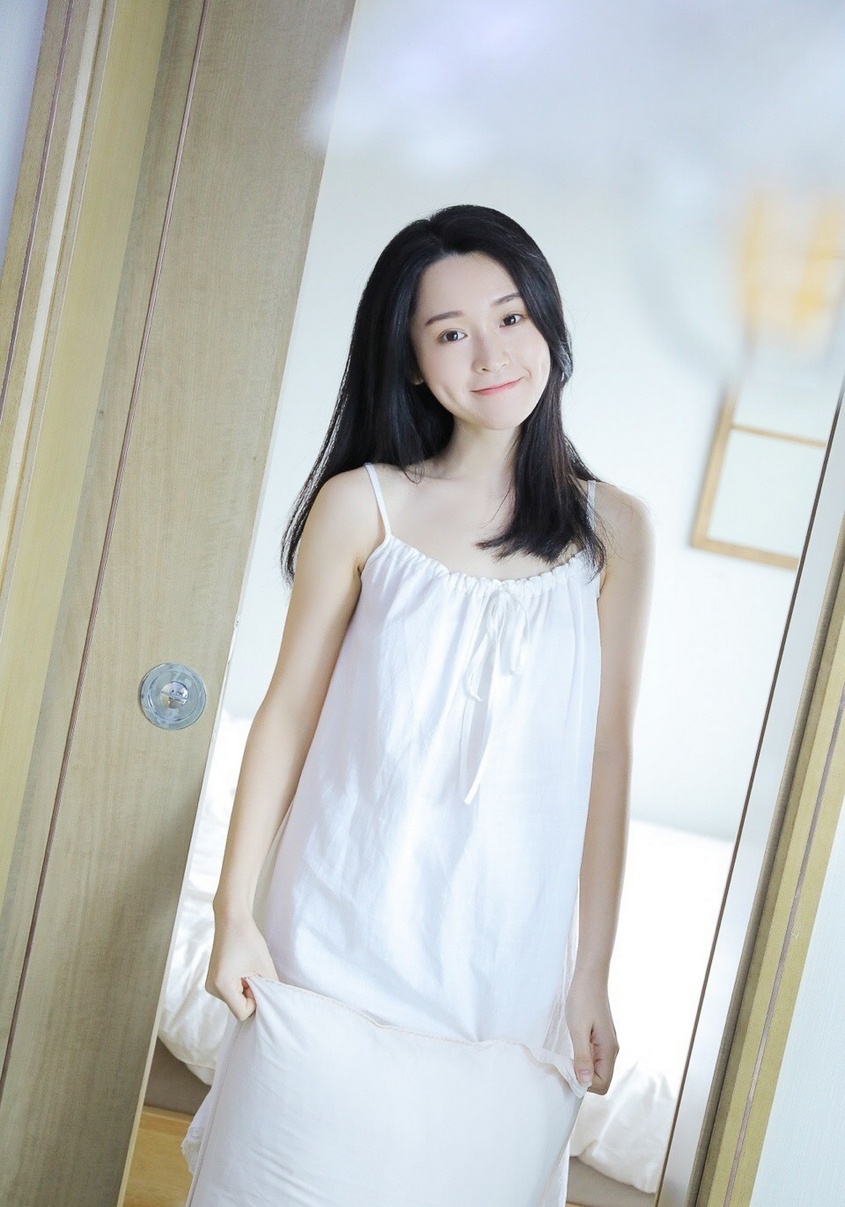清纯气质吊带睡裙美女肌肤白皙床上诱人写真图片