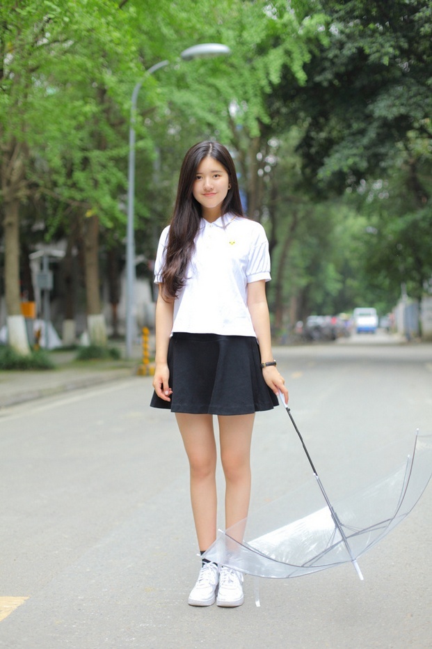 00后清纯长发美女校园洋溢青春活力写真