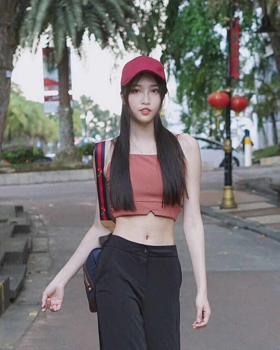 马来西亚女神白嫩大长腿深v低胸性感街拍美图