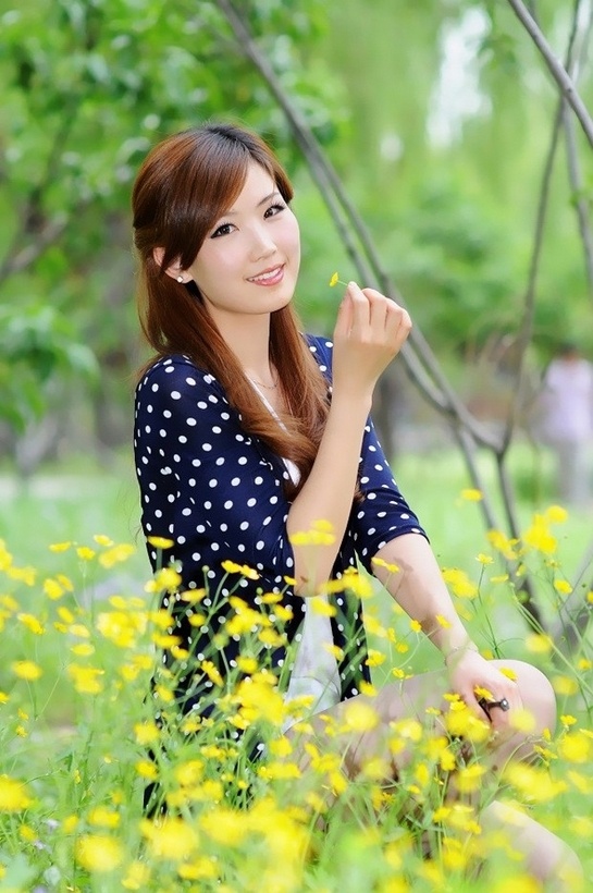 气质养眼冻龄美女户外与油菜花唯美写真