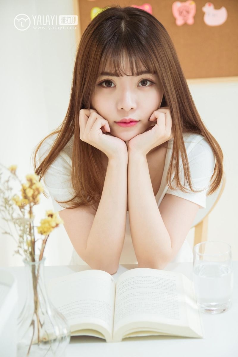 清纯少女阳阳性感白衬衫私房写真照