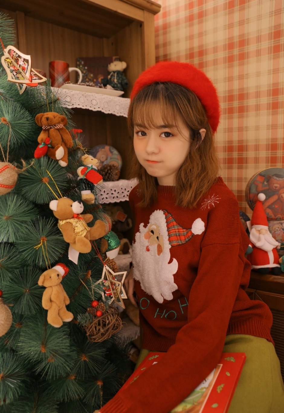 00后童颜萝莉圣诞装室内甜美迷人写真图片