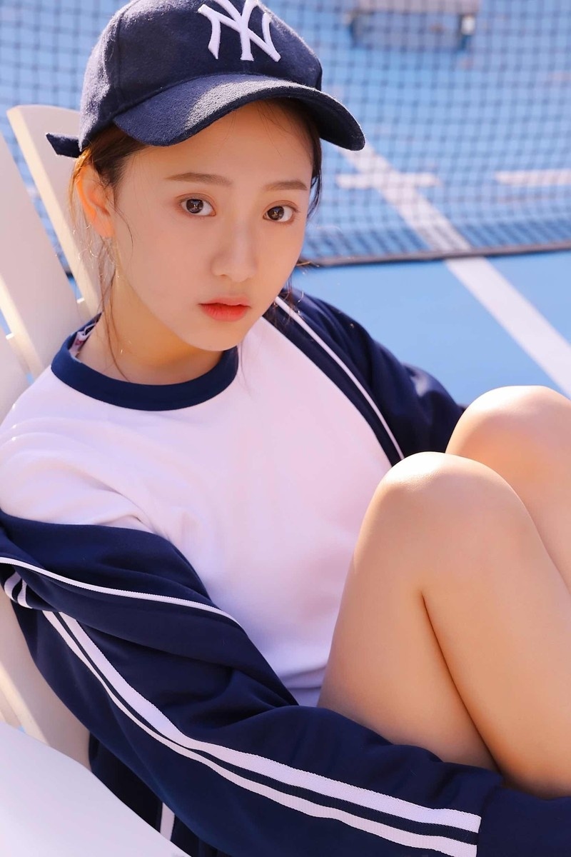 阳光鸭舌帽少女户外运动制服性感写真图片