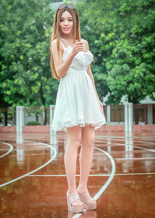 清纯少女长发白色短裙雨后操场唯美写真照