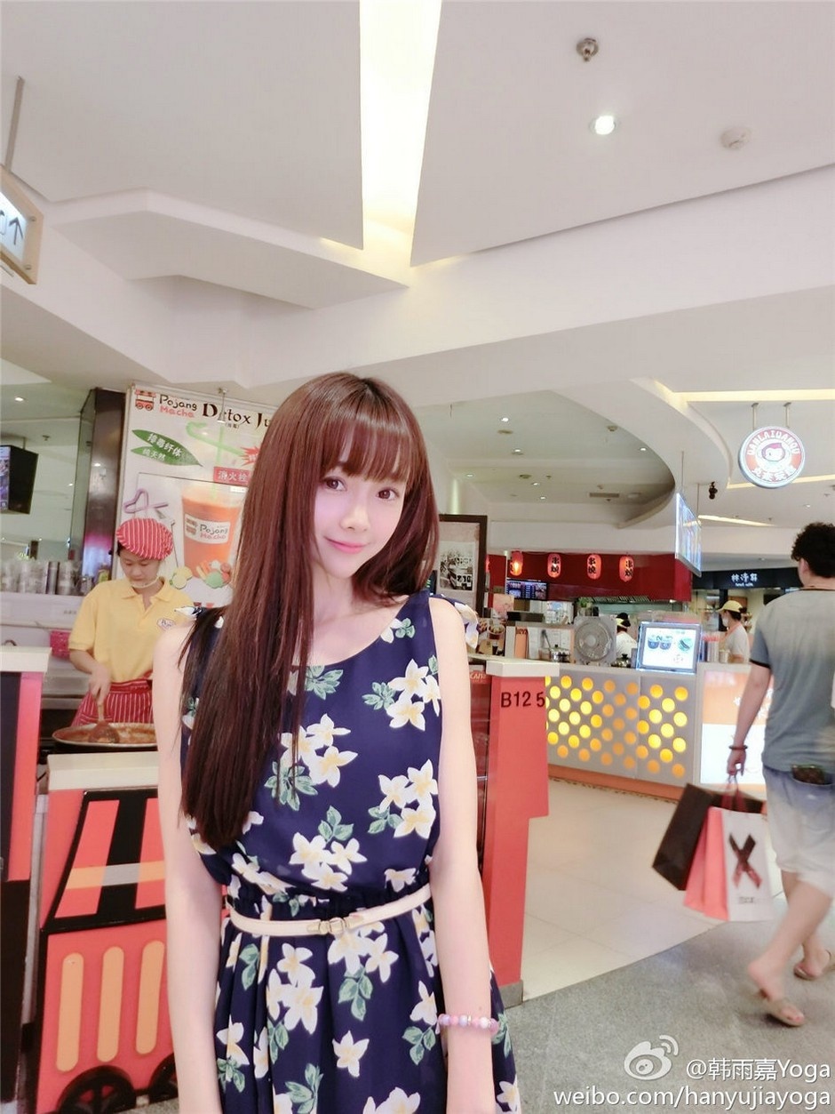 网红美女韩雨嘉白嫩诱人美腿街拍写真