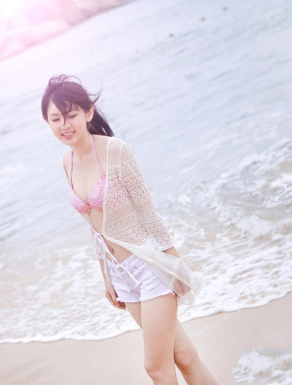 气质清纯甜美少女海滩比基尼迷人写真照