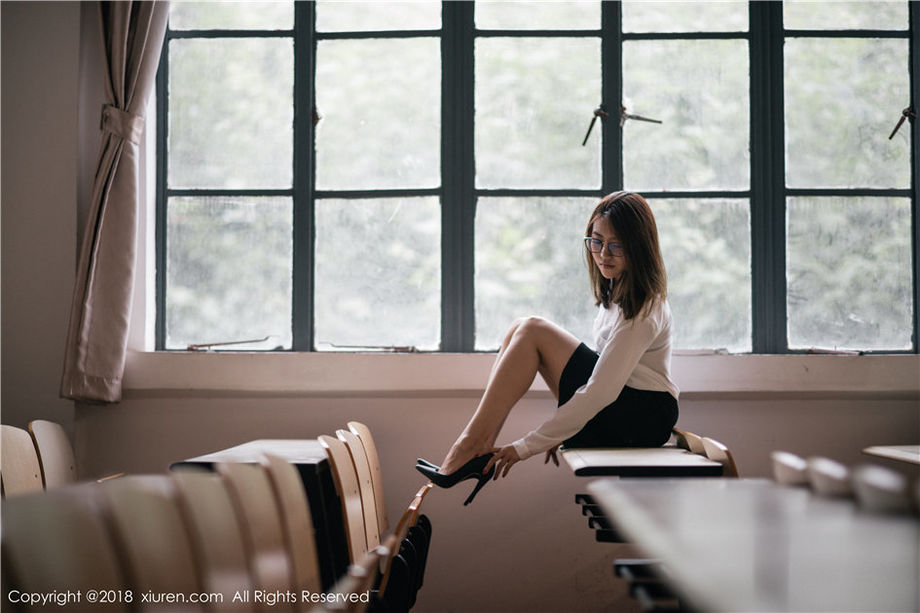 秀人网 清纯御姐许诺Sabrina性感修长美腿魅惑写真图片