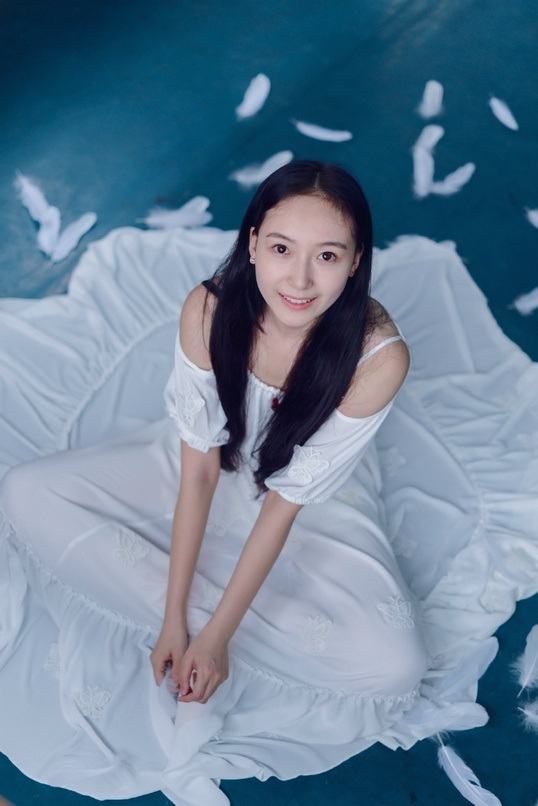 恋上羽毛的吊带白裙女孩唯美写真照
