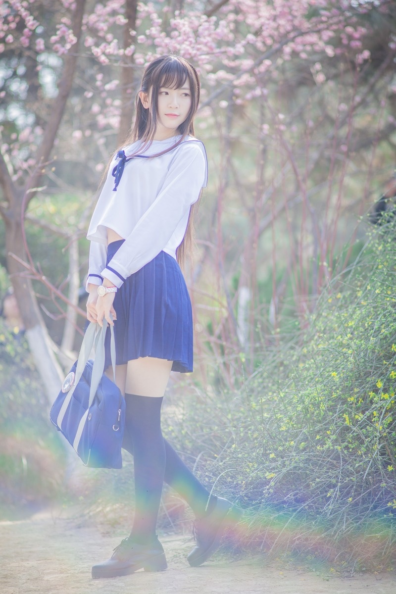 清纯白皙美女校花小露蛮腰性感迷人写真