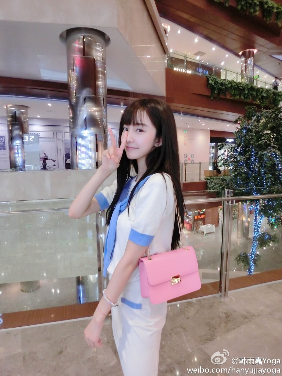 清纯美少女韩雨嘉深沟美胸时尚生活写真