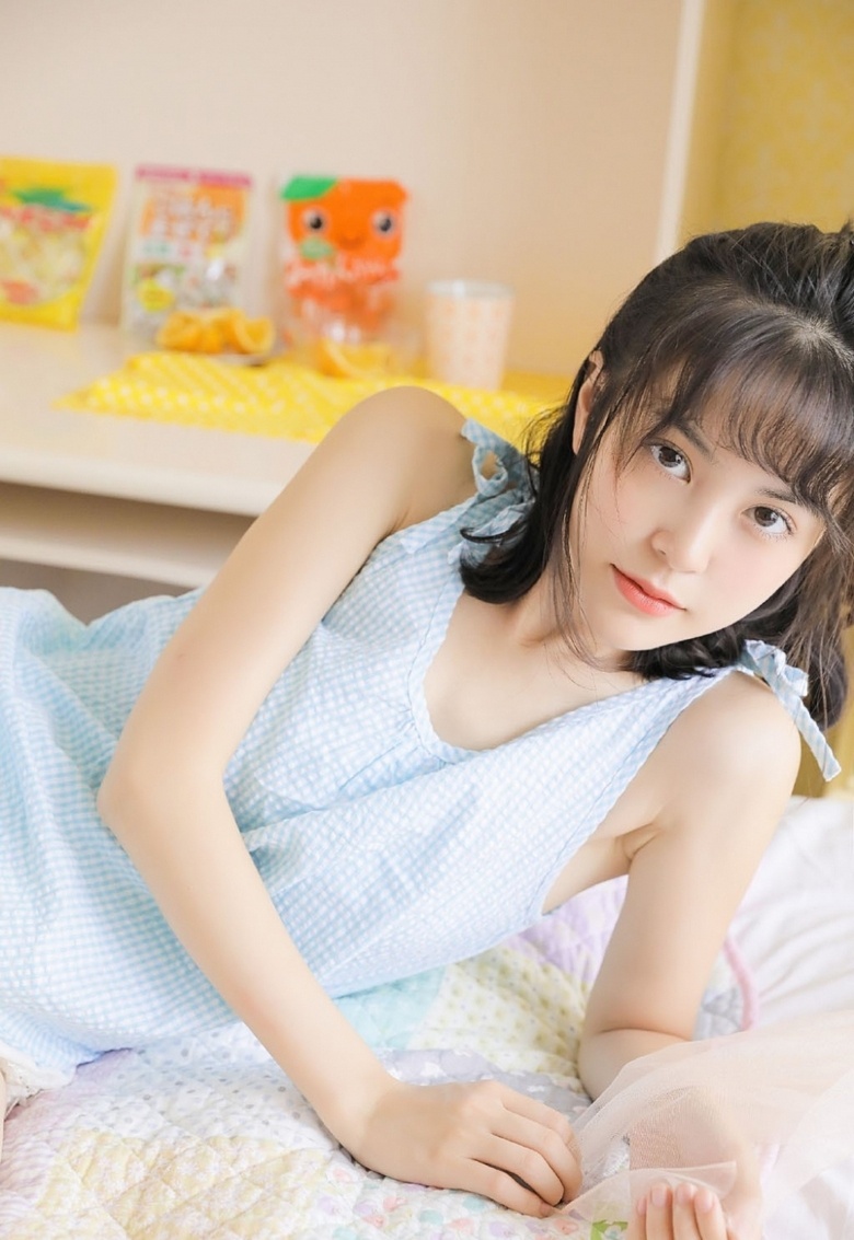 高颜值清纯少女私房美腿香肩诱惑写真图片