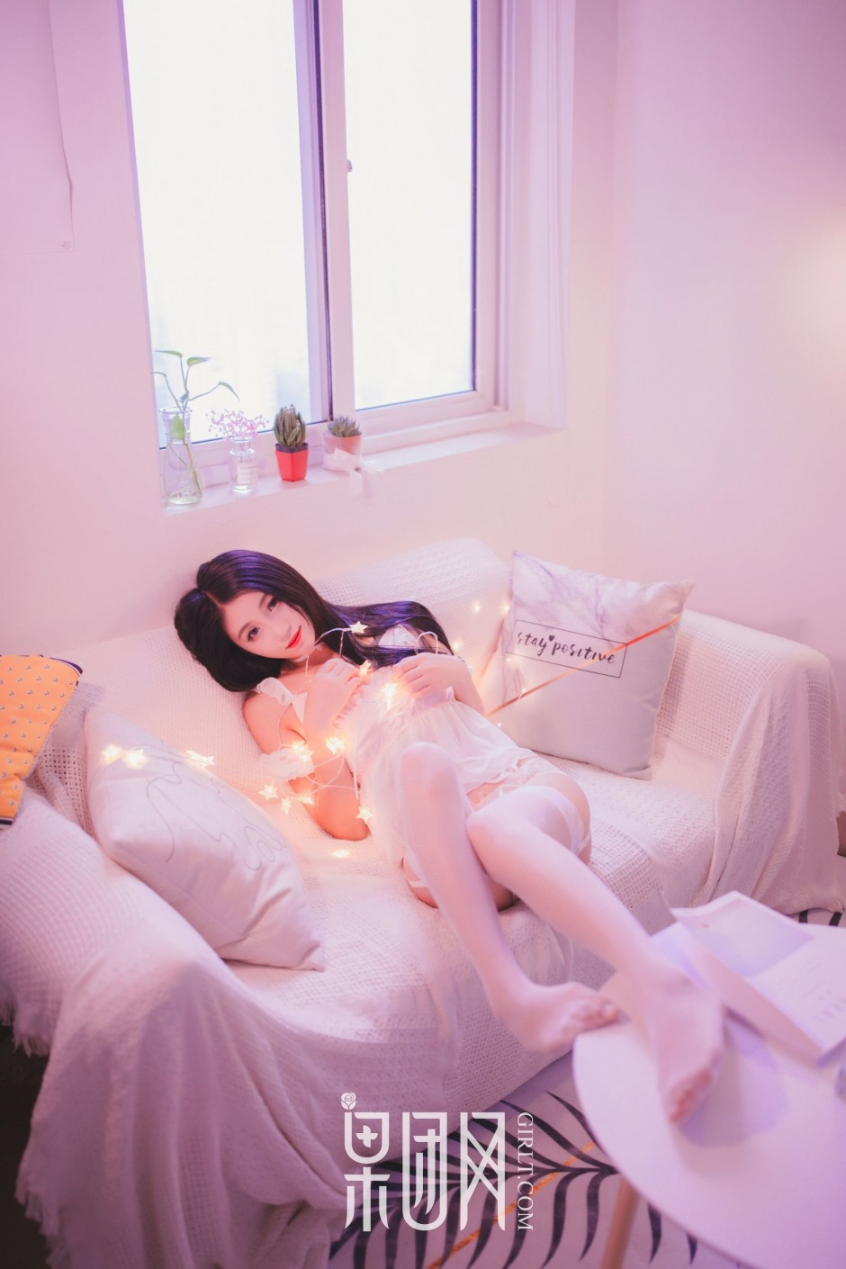 樱桃小唇的清纯女神身穿蕾丝纱裙,皮肤若隐若现魅惑至极