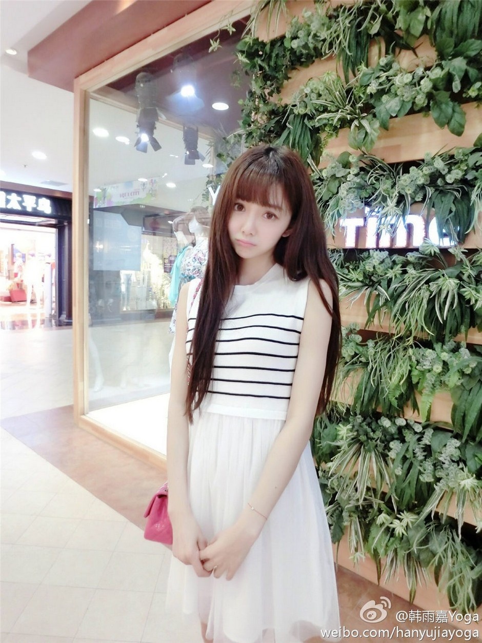 网红美女韩雨嘉白嫩诱人美腿街拍写真