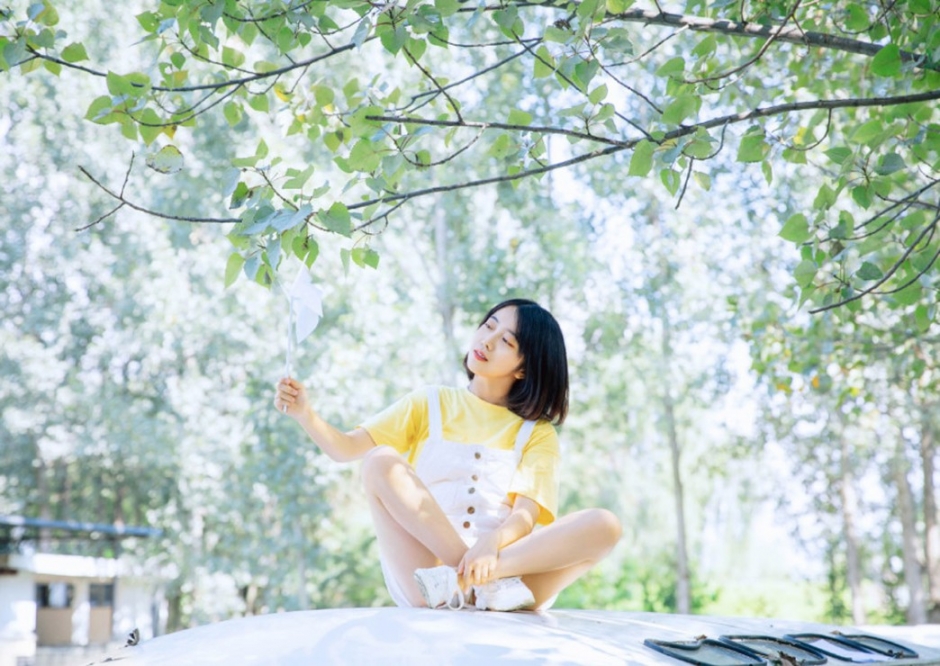 元气短发少女背带短裤修长美腿户外图片