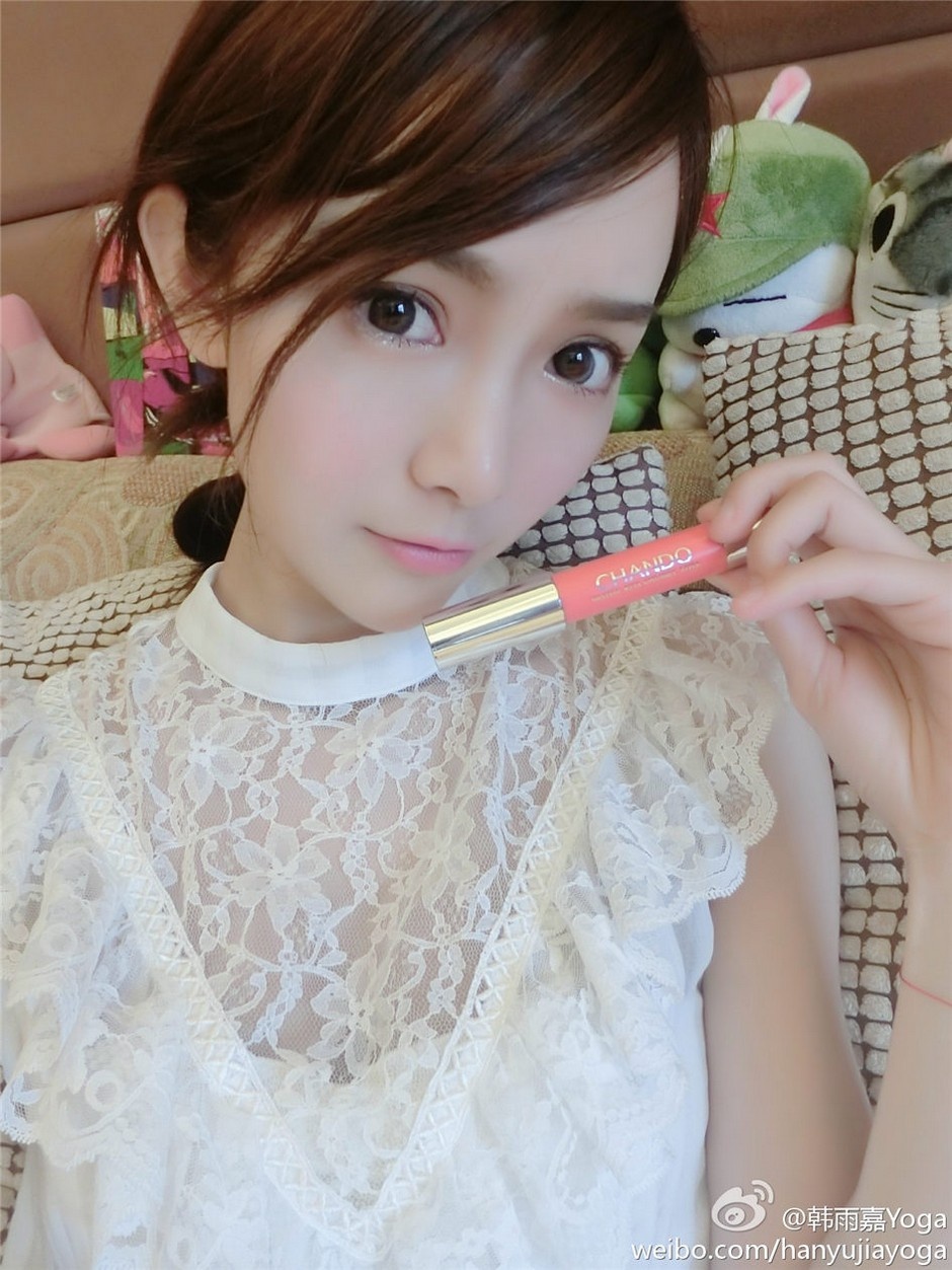 网红美女韩雨嘉白嫩诱人美腿街拍写真