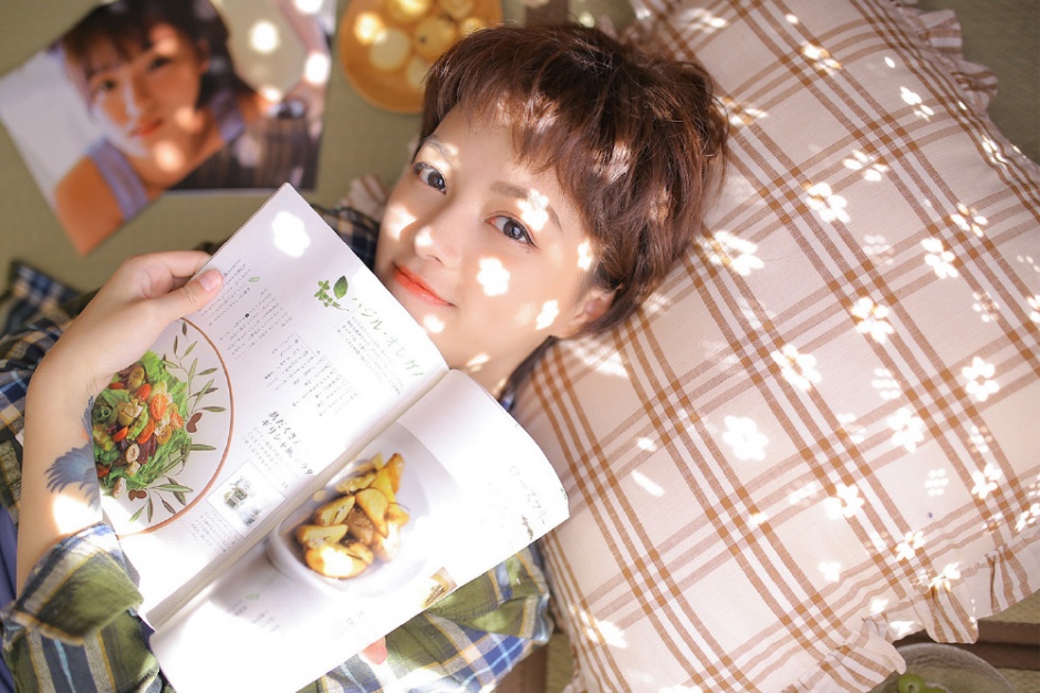 短发美女超短裤细长美腿搞怪卖萌图片