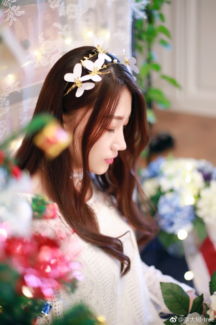 长发美女圣诞节美腿福利秀雅绝俗写真图片