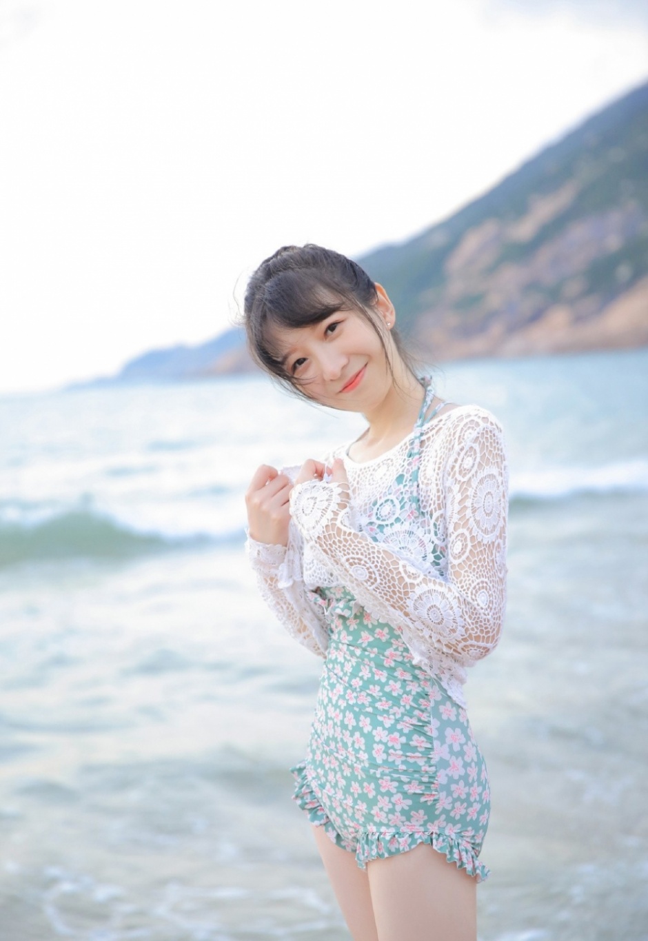 丸子头美少女性感紧身泳衣沙滩上演绎甜美可爱写真图片