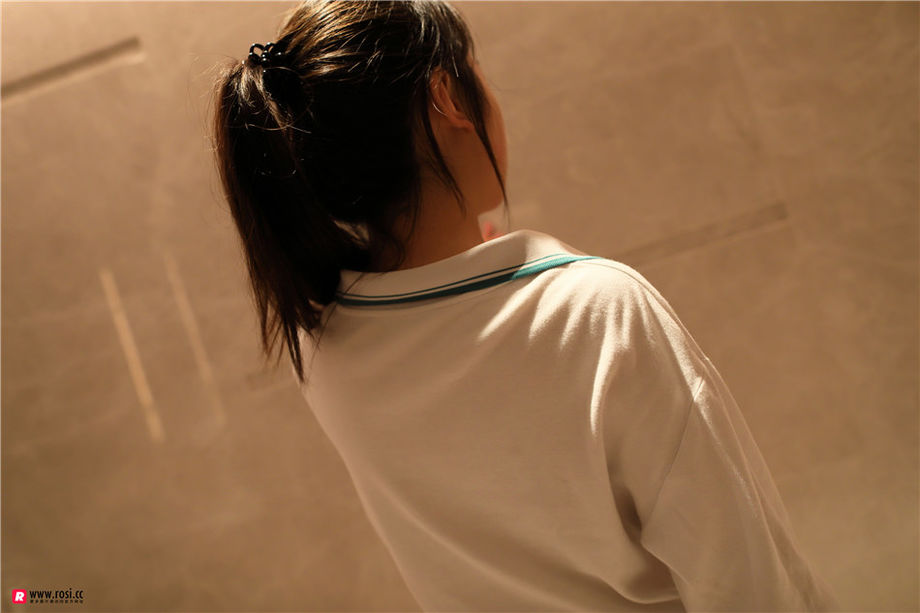 ROSI写真 清纯美女大学生浴室翘臀诱惑私拍写真图片