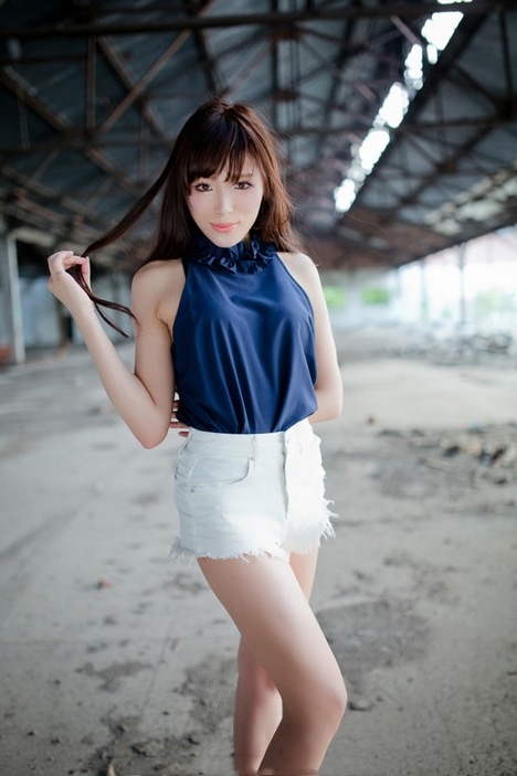 白皙光滑长腿美女娇柔可人厂房废墟写真图片