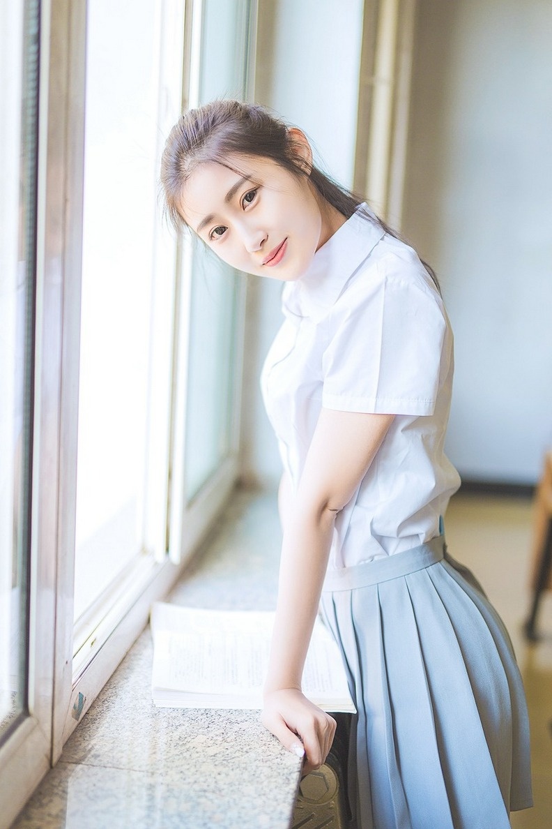高校美女校花貌若天仙五官精致迷人写真图片