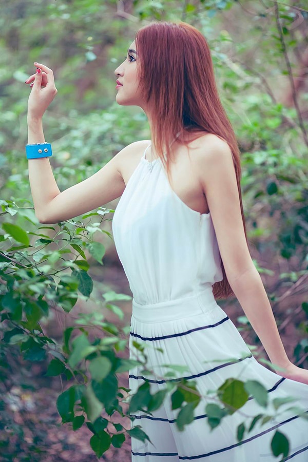 清纯美女野外长裙纯白写真照