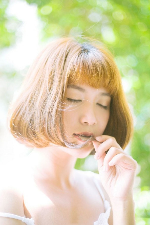 性感短发美女蕾丝肩带滑落白胸诱人图片