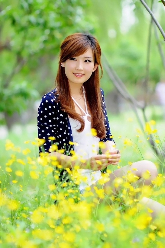 气质养眼冻龄美女户外与油菜花唯美写真