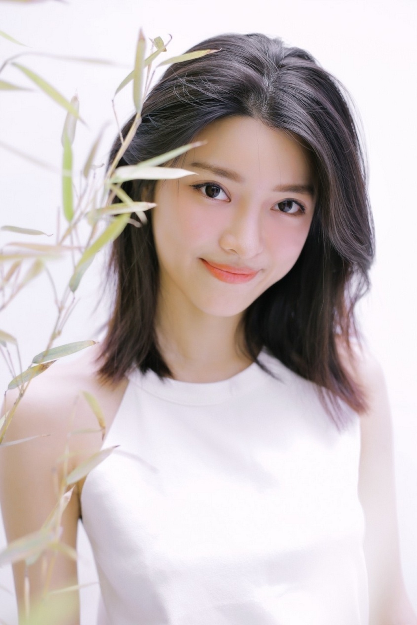 神似舒淇清纯白嫩短发熟女时尚魅力生活写真图片