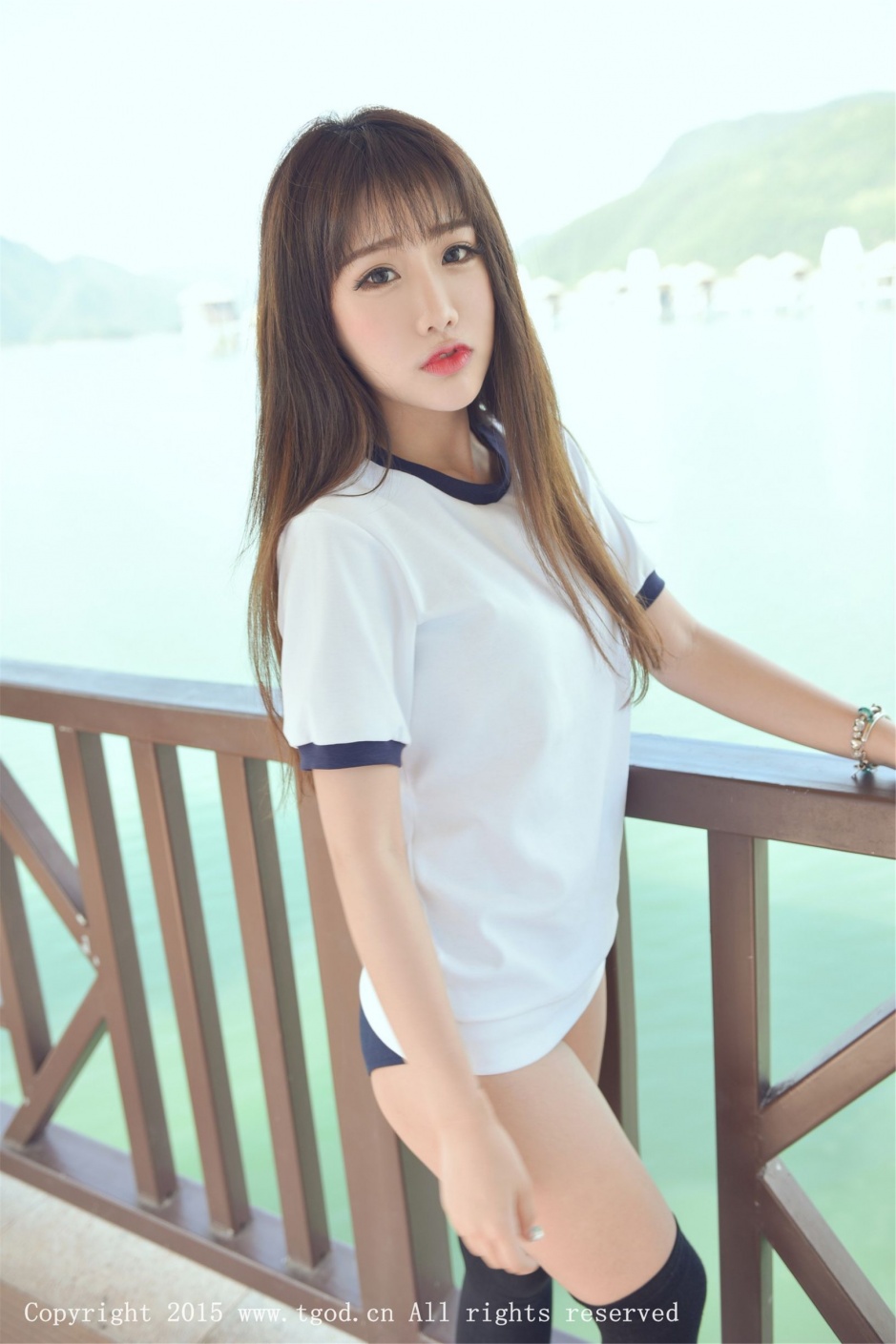 人气美女朱若慕Akiki超短热裤户外美腿撩人