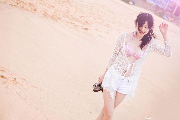 气质清纯甜美少女海滩比基尼迷人写真照