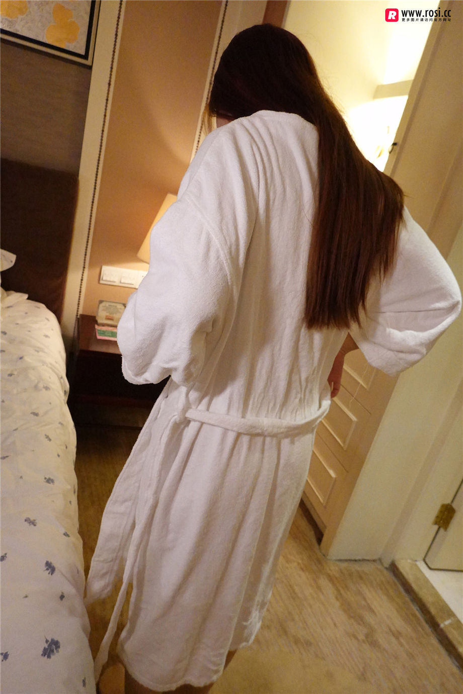 ROSI写真 翘臀美少女酒店撩人私拍人体艺术大尺度写真图片
