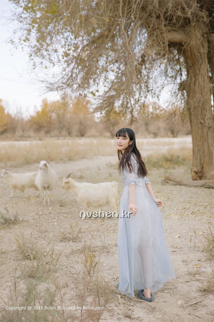 素雅高挑美女沙漠胡杨林唯美写真图片