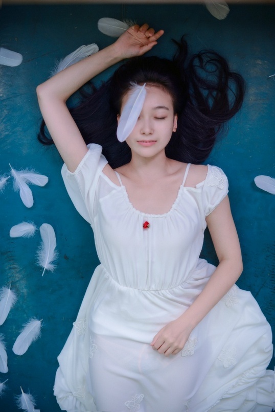 恋上羽毛的吊带白裙女孩唯美写真照