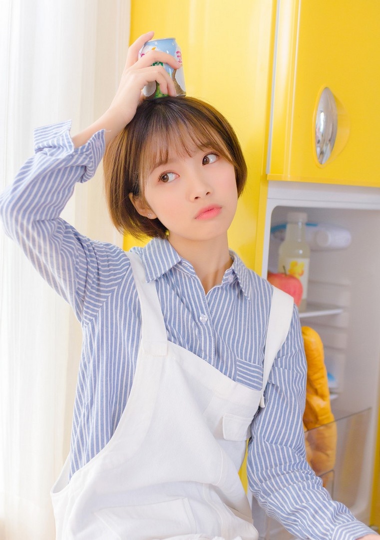 清纯白净短发美女居家甜美写真图片