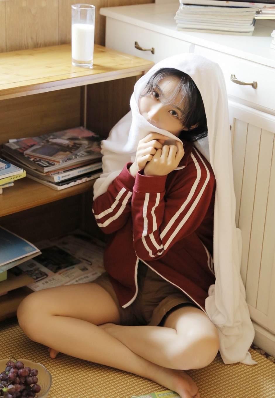 运动服少女吊带背心性感酥胸美腿写真图片