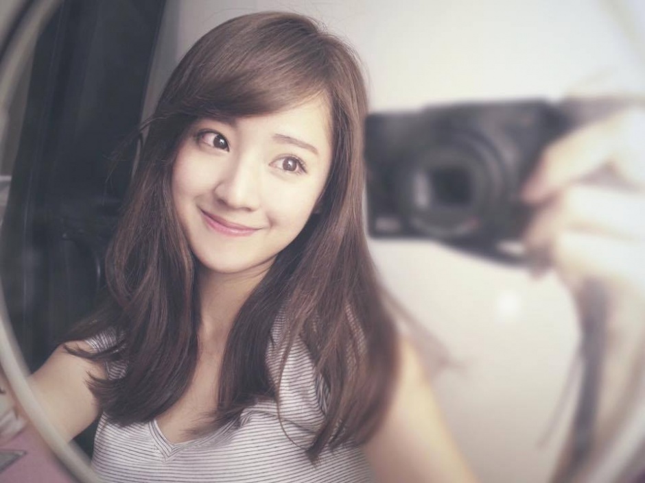 治愈系美女安婕希(陈奕安)甜笑迷人户外写真图片