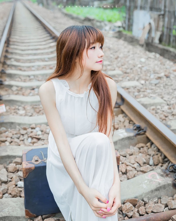 清纯白皙美女铁轨上甜笑迷人写真图片