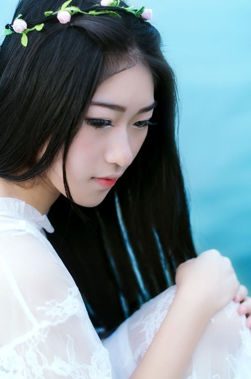 网红女神海边白色长裙秀丽脱俗写真图片