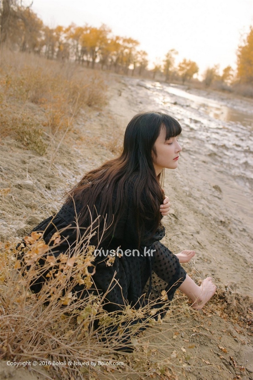 素雅高挑美女沙漠胡杨林唯美写真图片